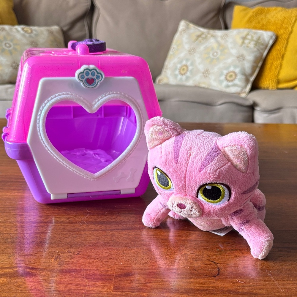 DocMcstuffins Collection - Pink Kitten with Carrier, 2 doc coats, accessories